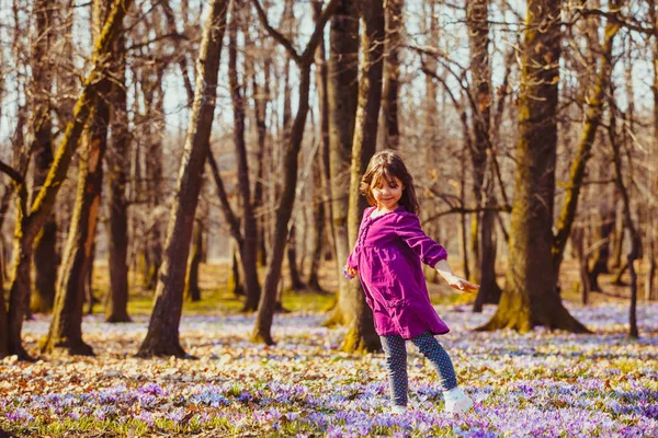 Kız doğa tarafından ilham — Stok fotoğraf