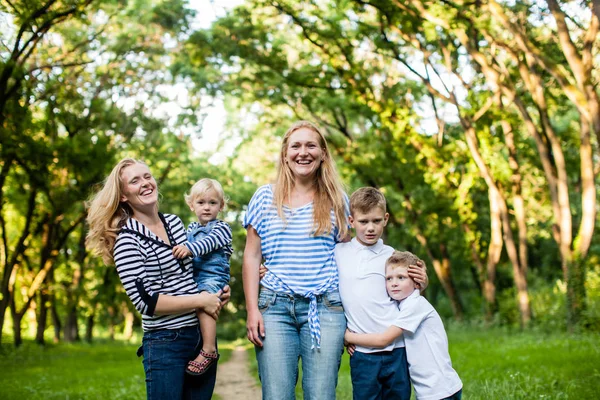 Szczęśliwy photosession dla rodzin z dziećmi — Zdjęcie stockowe