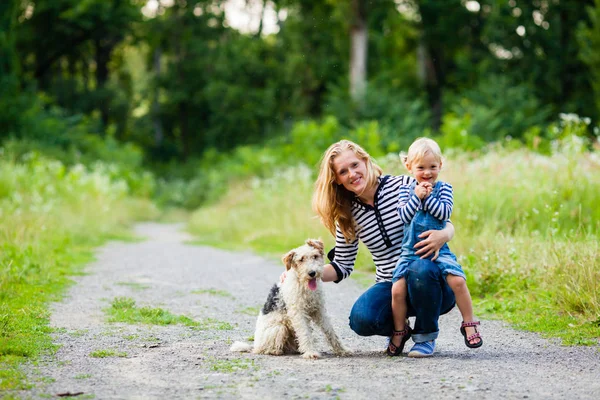 ママとフォックス テリア犬と小さな娘 — ストック写真