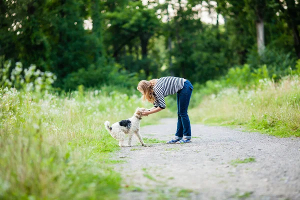 Mujer caminando con una mascota —  Fotos de Stock