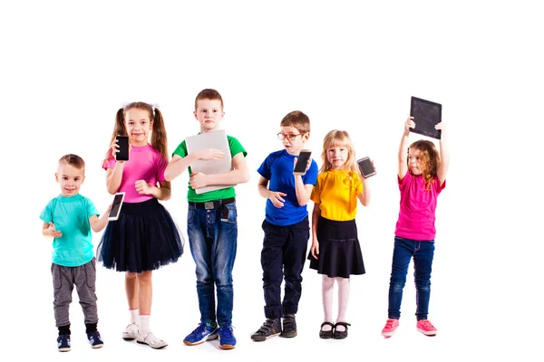 De kinderen met gadgets — Stockfoto