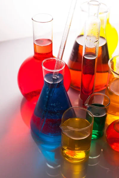 Szkło laboratoryjne z płynami — Zdjęcie stockowe