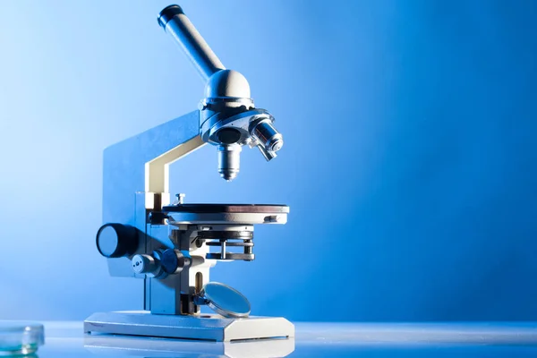 Mikroskop mit Kopierraum — Stockfoto