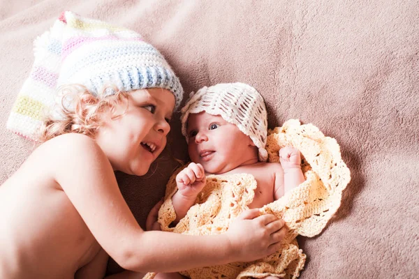 Duas irmãs brincam — Fotografia de Stock