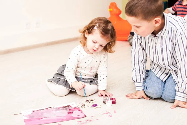 Ragazza è pittura — Foto Stock