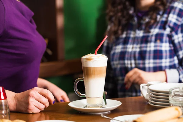 Barista está preparando café con leche — Foto de Stock