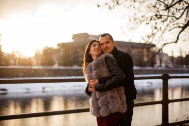 Romantik çift yürüyor.