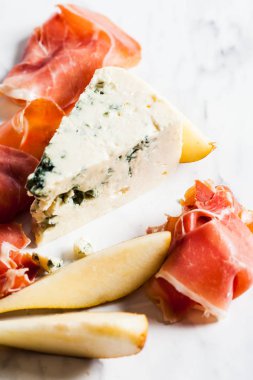 Gorgonzola ve prosciutto 