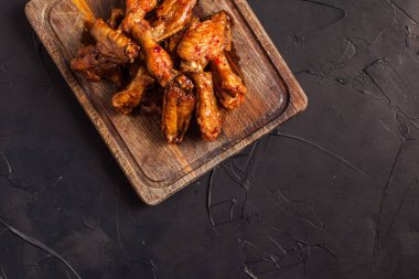 Kızarmış tavuk kanadı. 