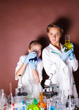 Kimya dersi adlı iki öğrenci