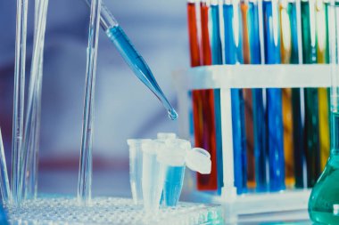 Kimya laboratuvarında bilim adamı.