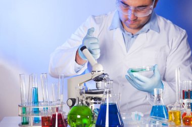 İş yerinde bilim adamı 