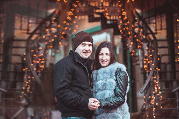 Pareja romántica caminando — Foto de Stock