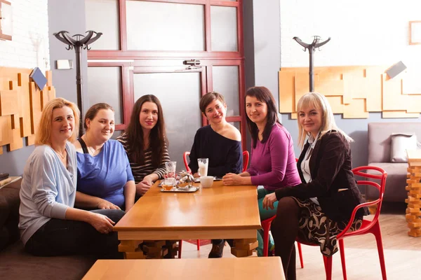 Reunión informal amigos en la cafetería — Foto de Stock