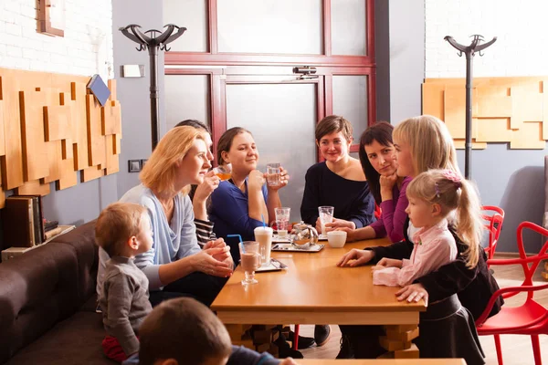 Women and children having a drink — Stock Photo, Image
