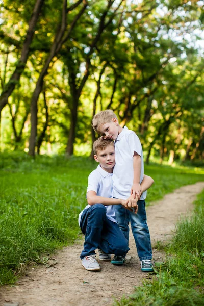 Zwei Brüder im Freien — Stockfoto