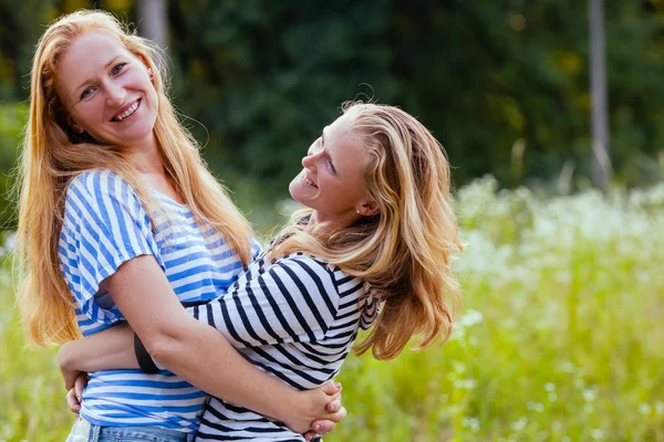 Zwei reife Schwestern im Freien — Stockfoto