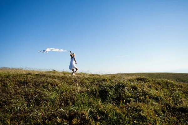 Einheit des Mädchens mit der Natur — Stockfoto