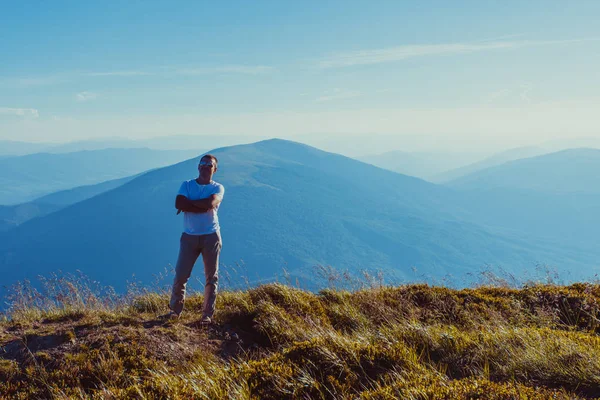 El hombre disfrutando de la libertad — Foto de Stock