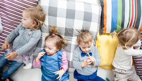 枕の横に子供たち — ストック写真