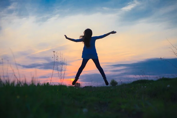 Glücklich bei Sonnenuntergang — Stockfoto