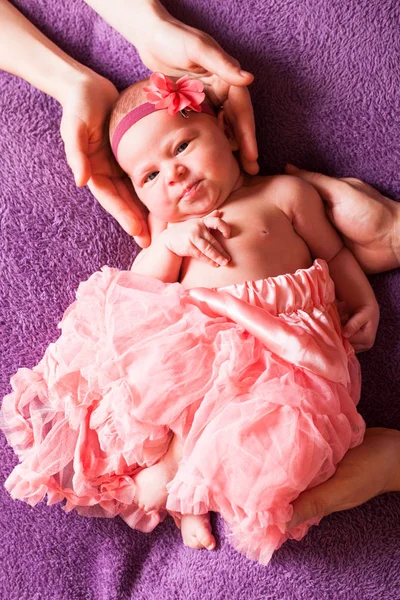 Parents support their baby — Stock Photo, Image