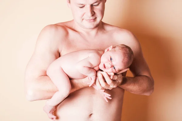 Новорожденный ребенок с папой — стоковое фото
