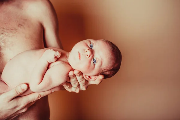 Новорожденный ребенок с папой — стоковое фото
