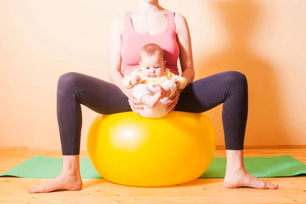 Ejercicios de bebé en fitball — Foto de Stock