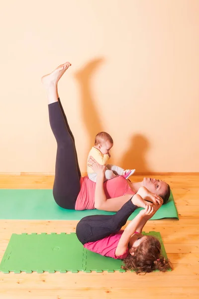 Thuis yoga oefeningen — Stockfoto