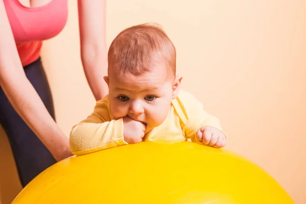 Ejercicios de bebé en fitball — Foto de Stock