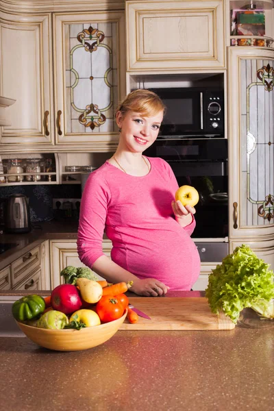 Mulher na cozinha — Fotografia de Stock