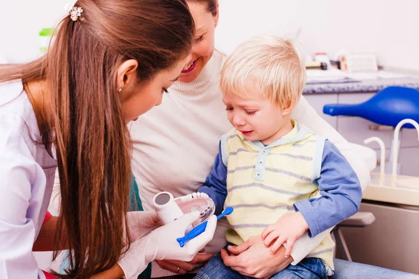 Visitar a un dentista — Foto de Stock