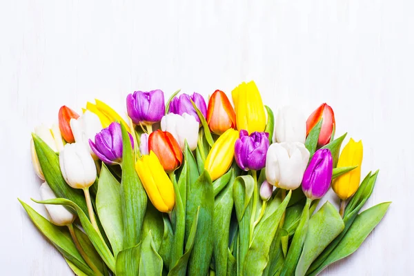 Tulipani a colori sulla tavola — Foto Stock