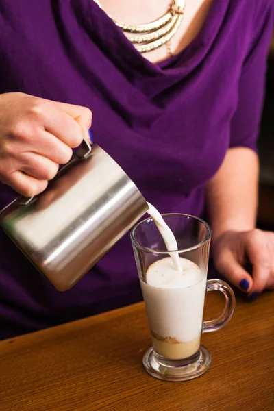 Barista está preparando latte — Fotografia de Stock