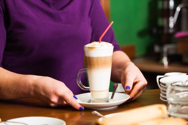 Barista está preparando café con leche — Foto de Stock