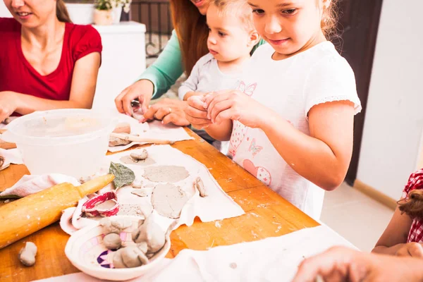 Children with mothers are sculpt