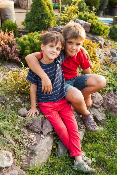 Dois irmãos ao ar livre — Fotografia de Stock