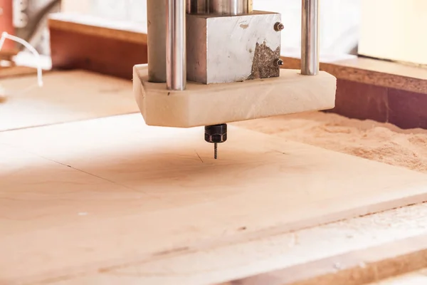 Máquina de trabalho de moagem de madeira cortador — Fotografia de Stock