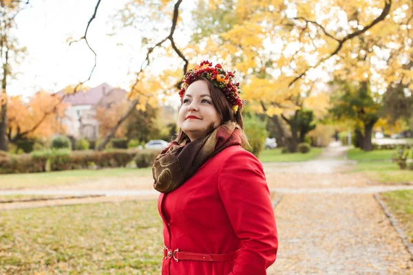 秋の花輪を持つ女性 — ストック写真