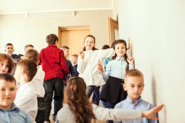 Merdivenlerde ayakta öğrenciler