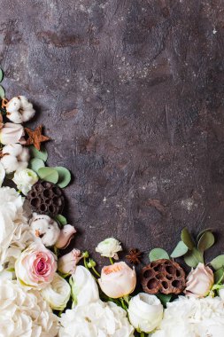 Beyaz çiçekler kenarlık