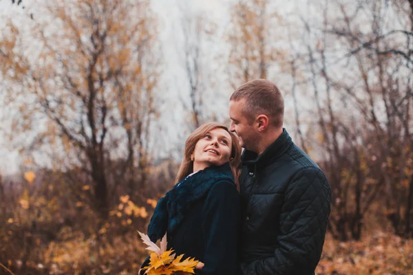 Coppia felice nel parco autunnale — Foto Stock