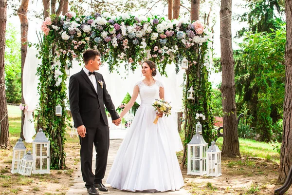 Boda pareja al aire libre —  Fotos de Stock