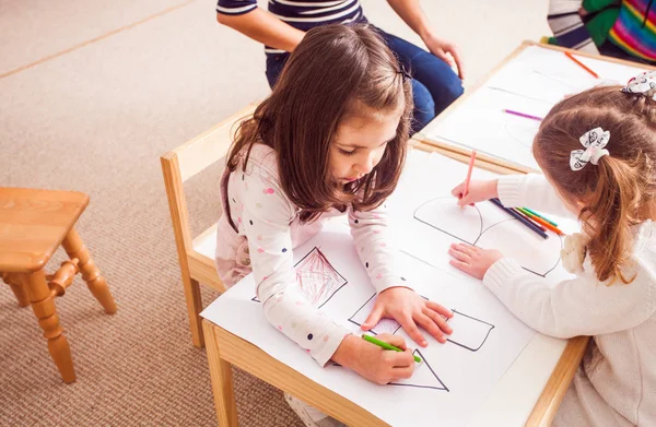 Förskolebarn lär dig bokstäverna — Stockfoto