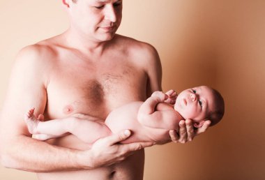 Elinde yeni doğan bebek