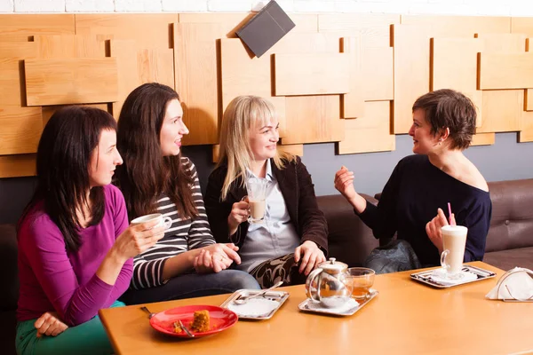 Reunión informal amigos en la cafetería — Foto de Stock