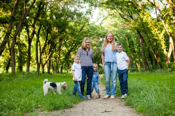 Lycklig familj fotosession — Stockfoto
