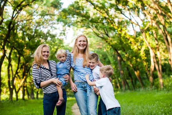 Szczęśliwy photosession dla rodzin z dziećmi — Zdjęcie stockowe