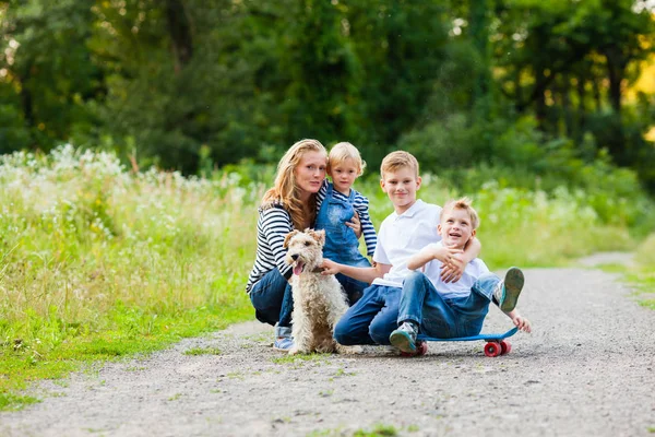 Familia con perro terrier zorro — Foto de Stock